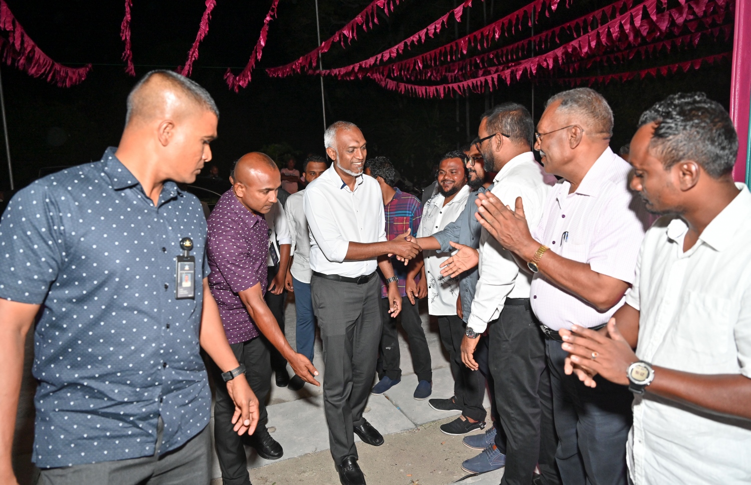 ޕީޕީއެމް/ޕީއެންސީގެ ރިޔާސީ ކެންޑިޑޭޓް ޑރ. މުހައްމަދު މުއިއްޒު ކެމްޕެއިނަށް ސ. ހިތަދޫގައި ބޭއްވި ޖަލްސާ އަށް ވަޑައިގަތުމުން މަރުހަބާ ކިޔަނީ.--- ފޮޓޯ: ނިޝާން އަލީ | މިހާރު