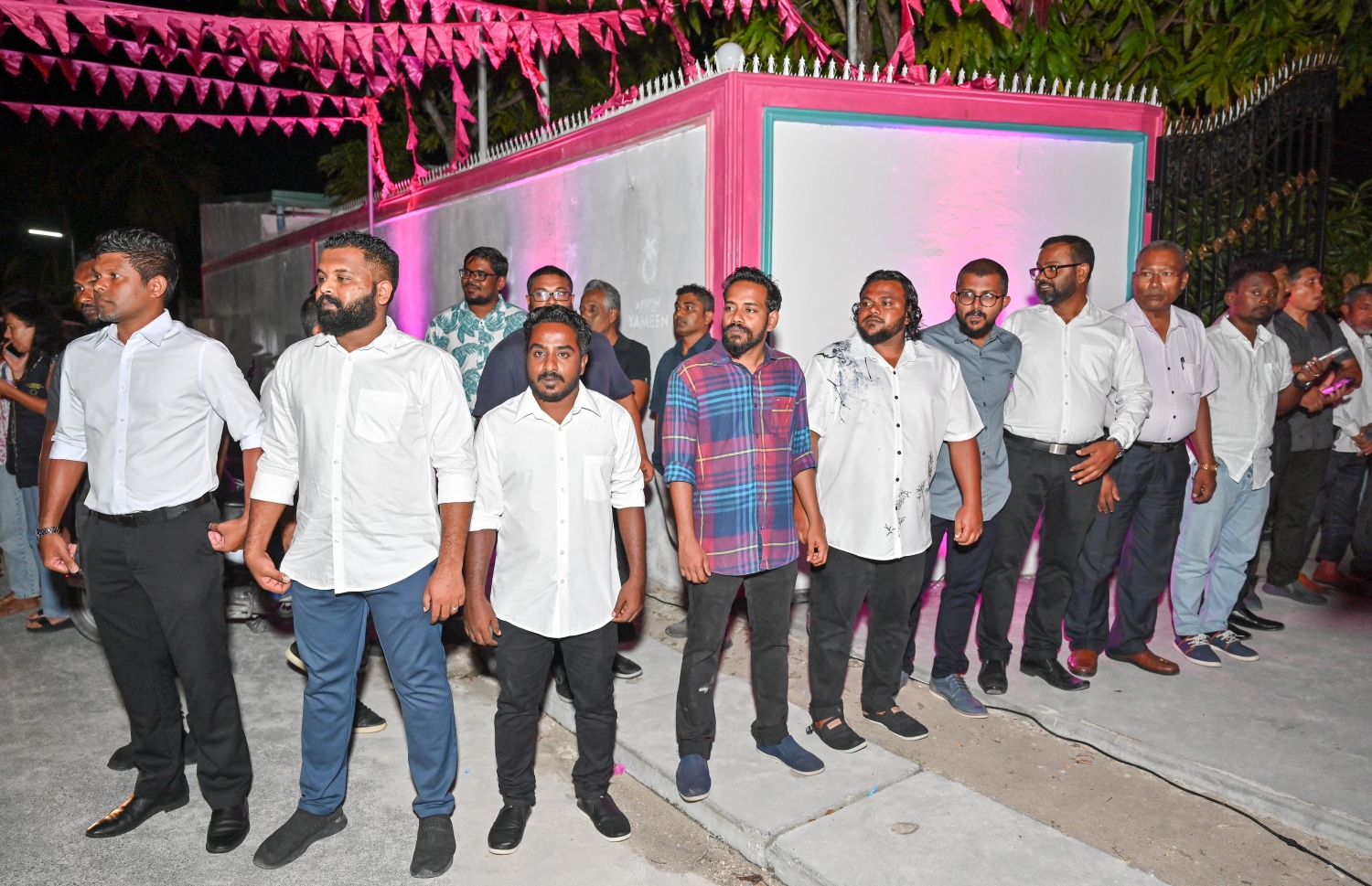 ޕީޕީއެމް/ޕީއެންސީގެ ރިޔާސީ ކެންޑިޑޭޓް ޑރ. މުހައްމަދު މުއިއްޒުގެ ކެމްޕެއިނަށް ސ. ހިތަދޫގައި ބޭއްވި ޖަލްސާގައި ބައިވެރިވި ބައެއް މީހުން އަދި ރަނިންމޭޓް ހުސައިން މުހައްމަދު ލަތީފް.-- ފޮޓޯ: ނިޝާން އަލީ | މިހާރު
