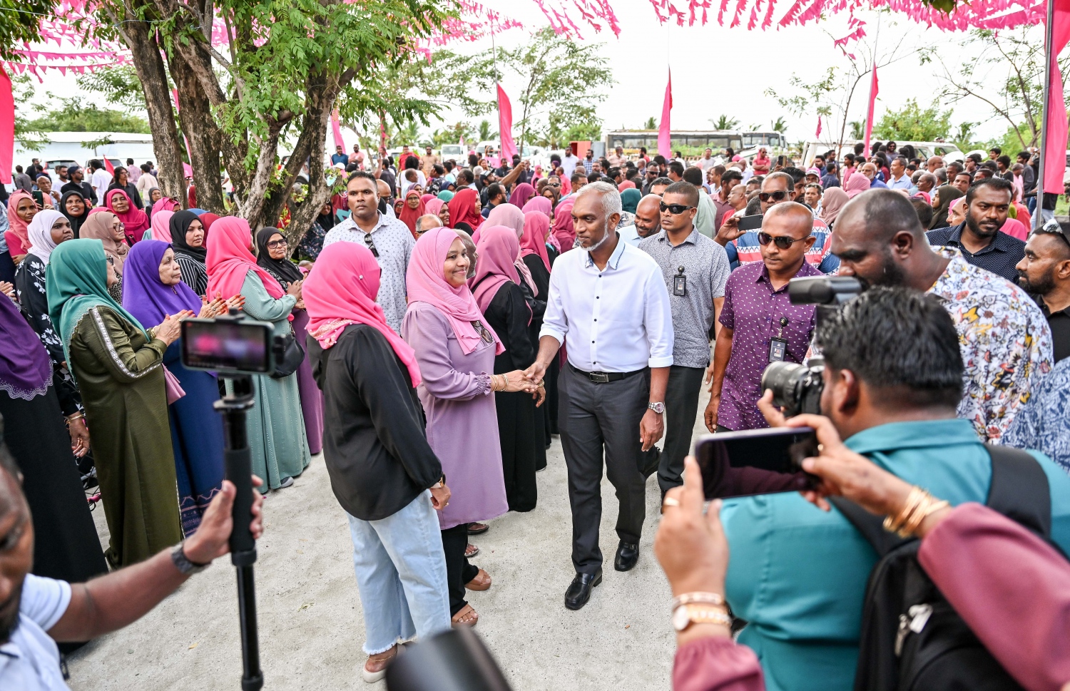 ޕީޕީއެމް/ޕީއެންސީގެ ރިޔާސީ ކެންޑިޑޭޓް ޑރ. މުހައްމަދު މުއިއްޒު އައްޑު އަށް ކުރައްވާ ކެމްޕެއިން ދަތުރުގައި ފޭދޫގެ ކެމްޕެއިން ޖަގަހައަށް ވަޑައިގަތުމުން މަރުހަބާ ކިޔަނީ.--- ފޮޓޯ: ނިޝާން އަލީ/ މިހާރު