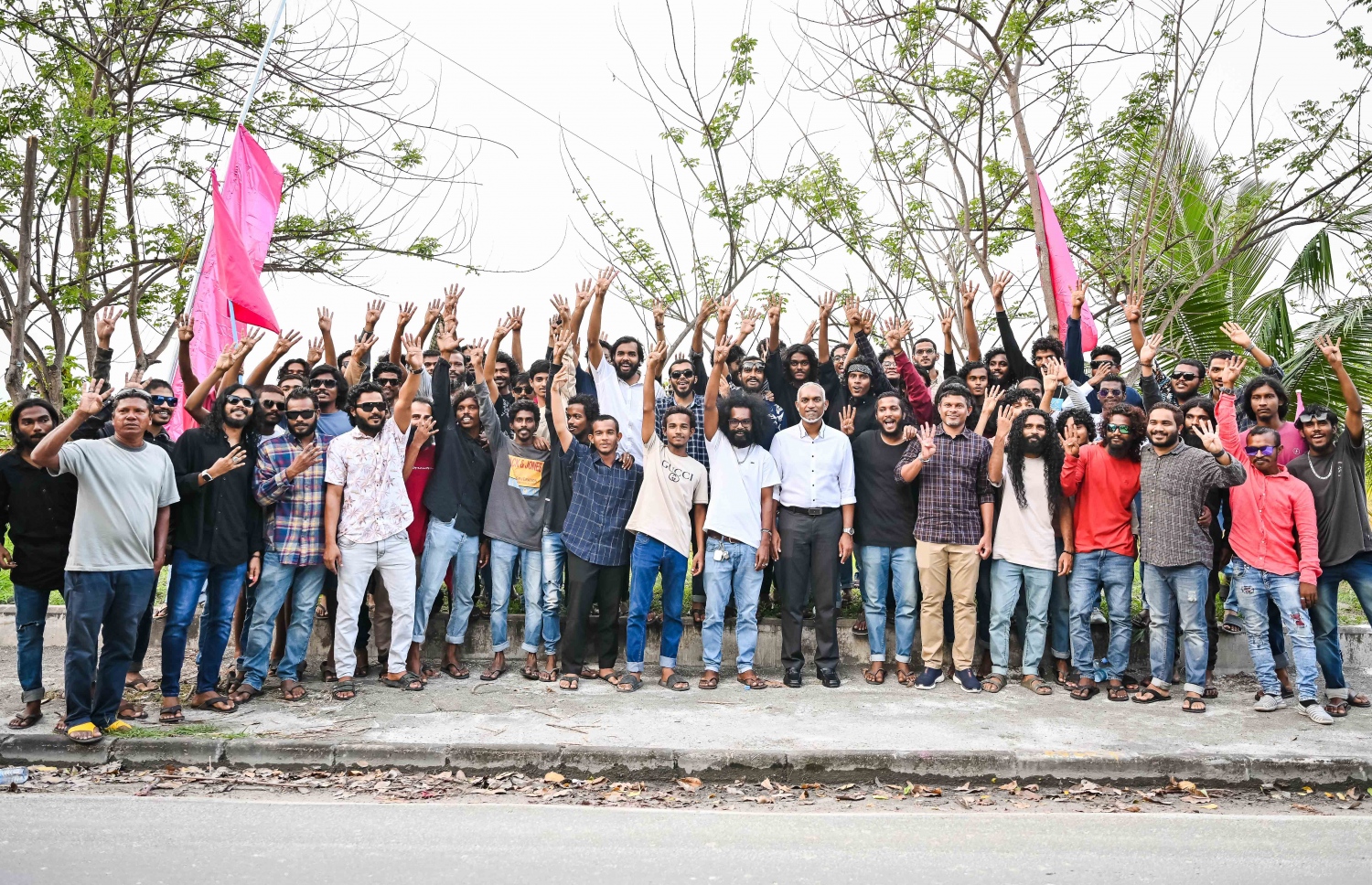 ޕީޕީއެމް/ޕީއެންސީގެ ރިޔާސީ ކެންޑިޑޭޓް ޑރ. މުހައްމަދު މުއިއްޒު ކެމްޕެއިނަށް އައްޑު އަށް ވަޑައިގެން ހިތަދޫގެ ޒުވާނުންތަކަކާއެކު ފޮޓޯއަކަށް ހުއްޓިވަޑައިގެން..--- ފޮޓޯ: ނިޝާން އަލީ/ މިހާރު