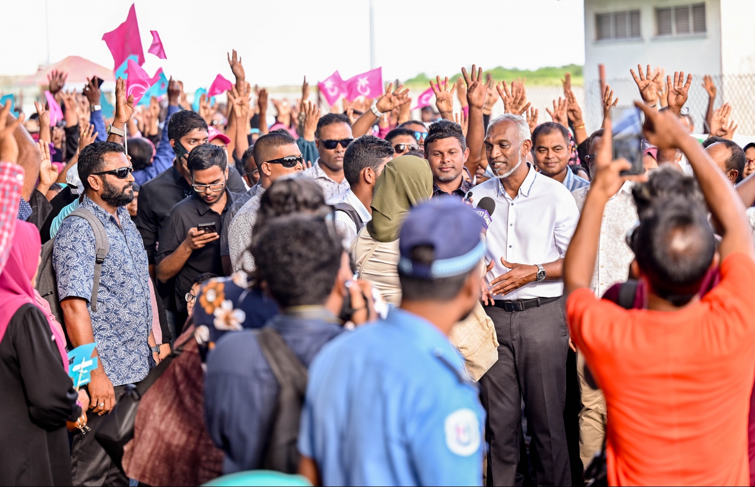 ޑރ. މުއިއްޒުގެ އައްޑޫގެ ކެމްޕެއިން ދަތުރު