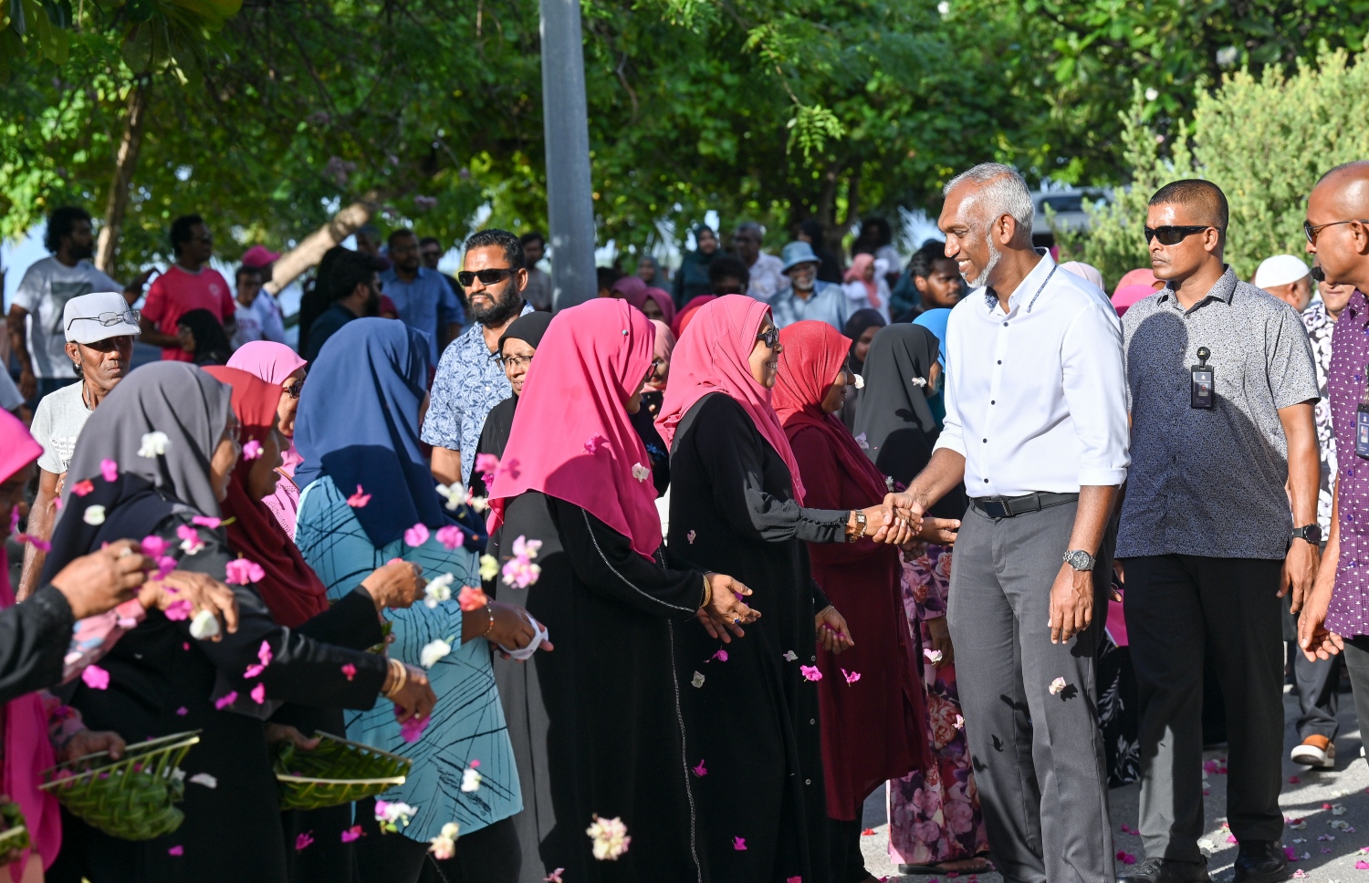 ޕީޕީއެމް/ޕީއެންސީގެ ރިޔާސީ ކެންޑިޑޭޓް ޑރ. މުހައްމަދު މުއިއްޒު ކެމްޕެއިނަށް އައްޑު އަށް ވަޑައިގަތުންމުން އޭނާ އަށް މަރުހަބާ ކިޔަން ނުކުތް މީހުންނާ ސަލާން ކުރައްވަނީ..--- ފޮޓޯ: ނިޝާން އަލީ/ މިހާރު