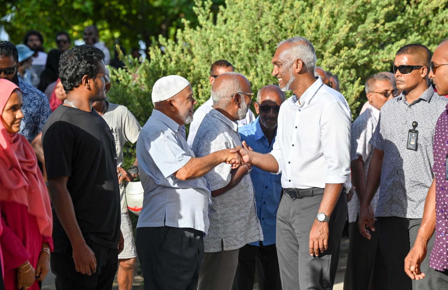 ޕީޕީއެމް/ޕީއެންސީގެ ރިޔާސީ ކެންޑިޑޭޓް ޑރ. މުހައްމަދު މުއިއްޒު ކެމްޕެއިނަށް އައްޑު އަށް ވަޑައިގަތުންމުން އޭނާ އަށް މަރުހަބާ ކިޔަން ނުކުތް މީހުންނާ ސަލާން ކުރައްވަނީ..--- ފޮޓޯ: ނިޝާން އަލީ/ މިހާރު