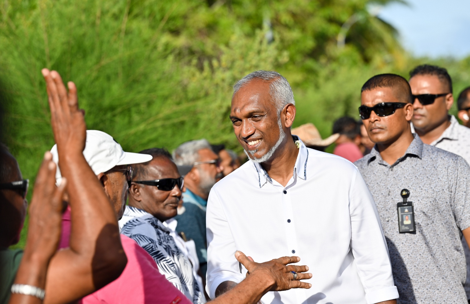 ޕީޕީއެމް/ޕީއެންސީގެ ރިޔާސީ ކެންޑިޑޭޓް ޑރ. މުހައްމަދު މުއިއްޒު ކެމްޕެއިނަށް އައްޑު އަށް ވަޑައިގަތުންމުން އޭނާ އަށް މަރުހަބާ ކިޔަނީ..--- ފޮޓޯ: ނިޝާން އަލީ/ މިހާރު