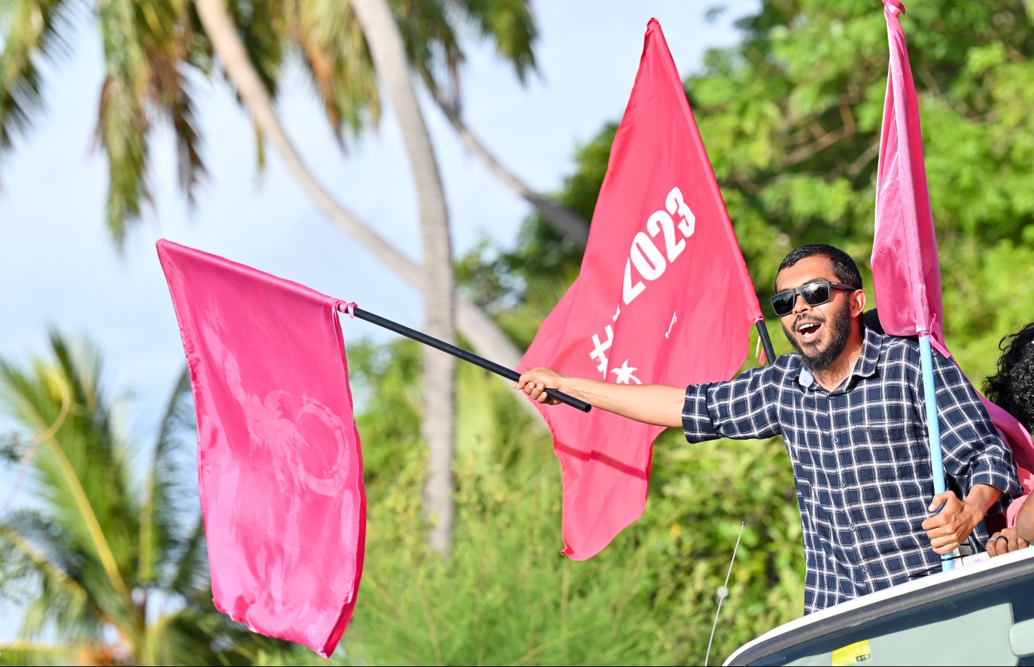 ޕީޕީއެމް/ޕީއެންސީގެ ރިޔާސީ ކެންޑިޑޭޓް ޑރ. މުހައްމަދު މުއިއްޒު ކެމްޕެއިނަށް އައްޑު އަށް ވަޑައިގަތުންމުން އޭނާ އަށް މަރުހަބާ ކިޔަން ދިޔަ ޒުވާނުންތަކެއް ޕިކަޕެއްގައި..--- ފޮޓޯ: ނިޝާން އަލީ/ މިހާރު