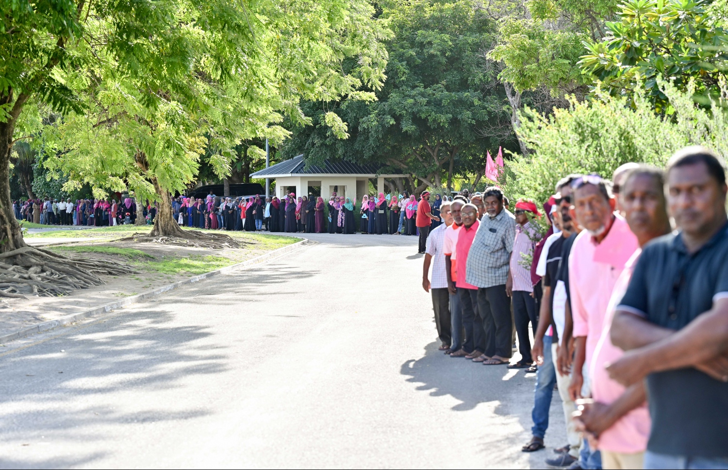 ޕީޕީއެމް/ޕީއެންސީގެ ރިޔާސީ ކެންޑިޑޭޓް ޑރ. މުހައްމަދު މުއިއްޒު ކެމްޕެއިނަށް އައްޑު އަށް ވަޑައިގަތުންމުން އޭނާ އަށް މަރުހަބާ ކިޔަން ނުކުތް ބައެއް މީހުން ދިގު ސަފެއްގައި އެތުރިލައިގެން.--- ފޮޓޯ: ނިޝާން އަލީ/ މިހާރު
