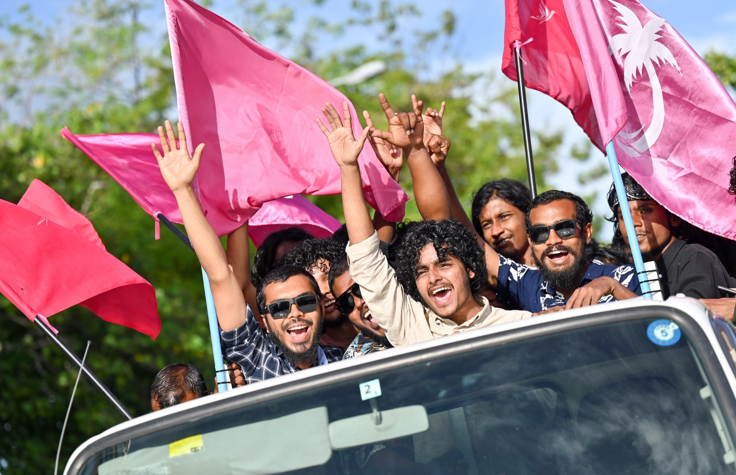 ޕީޕީއެމް/ޕީއެންސީގެ ރިޔާސީ ކެންޑިޑޭޓް ޑރ. މުހައްމަދު މުއިއްޒު ކެމްޕެއިނަށް އައްޑޫ ވަޑައިގަތުންމުން އޭނާ އަށް މަރުހަބާ ކިޔަން ދިޔަ ޒުވާނުންތަކެއް ޕިކަޕެއްގައި..--- ފޮޓޯ: ނިޝާން އަލީ/ މިހާރު