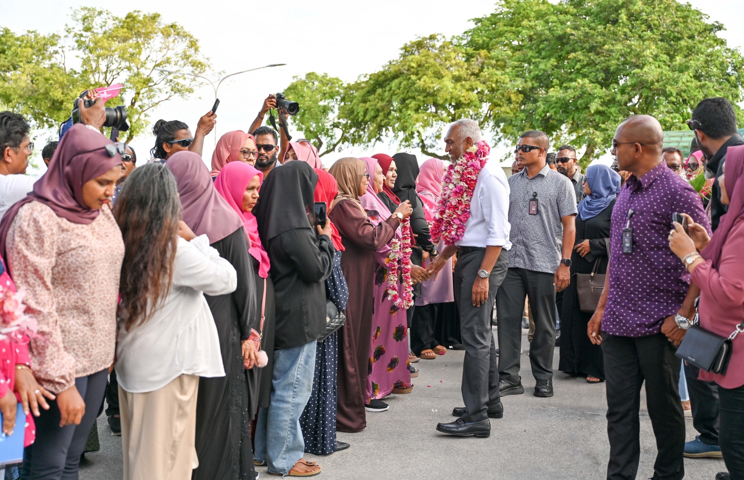 ޕީޕީއެމް/ޕީއެންސީގެ ރިޔާސީ ކެންޑިޑޭޓް ޑރ. މުހައްމަދު މުއިއްޒު ކެމްޕެއިނަށް އައްޑު އަށް ވަޑައިގަތުންމުން އޭނާ އަށް މަރުހަބާ ކިޔަން ނުކުތް މީހުންނާ ސަލާން ކުރައްވަނީ..--- ފޮޓޯ: ނިޝާން އަލީ/ މިހާރު