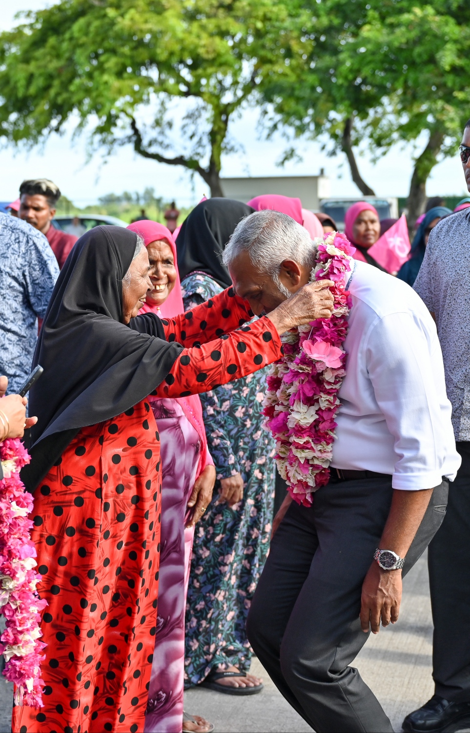 ޕީޕީއެމް/ޕީއެންސީގެ ރިޔާސީ ކެންޑިޑޭޓް ޑރ. މުހައްމަދު މުއިއްޒު ކެމްޕެއިނަށް އައްޑު އަށް ވަޑައިގަތުންމުން އޭނާ އަށް މަރުހަބާ ކިޔަނީ..--- ފޮޓޯ: ނިޝާން އަލީ/ މިހާރު