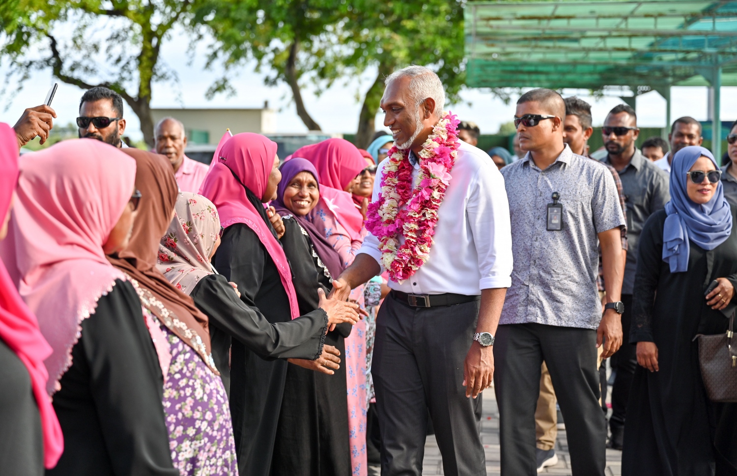 ޕީޕީއެމް/ޕީއެންސީގެ ރިޔާސީ ކެންޑިޑޭޓް ޑރ. މުހައްމަދު މުއިއްޒު ކެމްޕެއިނަށް އައްޑު އަށް ވަޑައިގަތުންމުން އޭނާ އަށް މަރުހަބާ ކިޔަން ނުކުތް މީހުންނާ ސަލާން ކުރައްވަނީ..--- ފޮޓޯ: ނިޝާން އަލީ/ މިހާރު