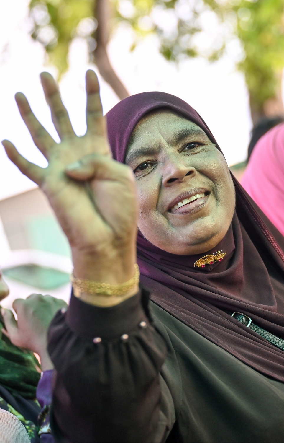 ޕީޕީއެމް/ޕީއެންސީގެ ރިޔާސީ ކެންޑިޑޭޓް ޑރ. މުހައްމަދު މުއިއްޒު ކެމްޕެއިނަށް އައްޑޫ ވަޑައިގަތުންމުން އޭނާ އަށް މަރުހަބާ ކިއަން ނުކުތް އަންހެނަކު އިއްޒުގެ ކެންޑިޑޭޓް ނަމްބަރު 4 އިނގިލިން ދައްކާލަނީ..--- ފޮޓޯ: ނިޝާން އަލީ/ މިހާރު