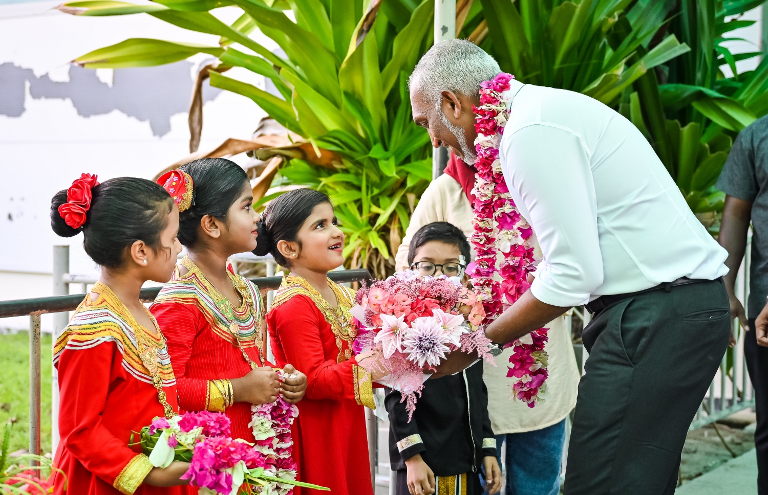 ޕީޕީއެމް/ޕީއެންސީގެ ރިޔާސީ ކެންޑިޑޭޓް ޑރ. މުހައްމަދު މުއިއްޒު ކެމްޕެއިނަށް އައްޑޫ ވަޑައިގަތުމުން އޭނާ އަށް ގަން އިންޓަނޭޝަނަލް އެއާޕޯޓުގައި ކުޑަކުދިންތަކެއް މަރުހަބާ ކިޔަނީ. މުއިއްޒަށް މަރުހަބާ ކިޔުމަށް އައްޑޫގެ ކުދިބޮޑު ގިނަ ބަޔަކު ނުކުތް..--- ފޮޓޯ: ނިޝާން އަލީ/ މިހާރު