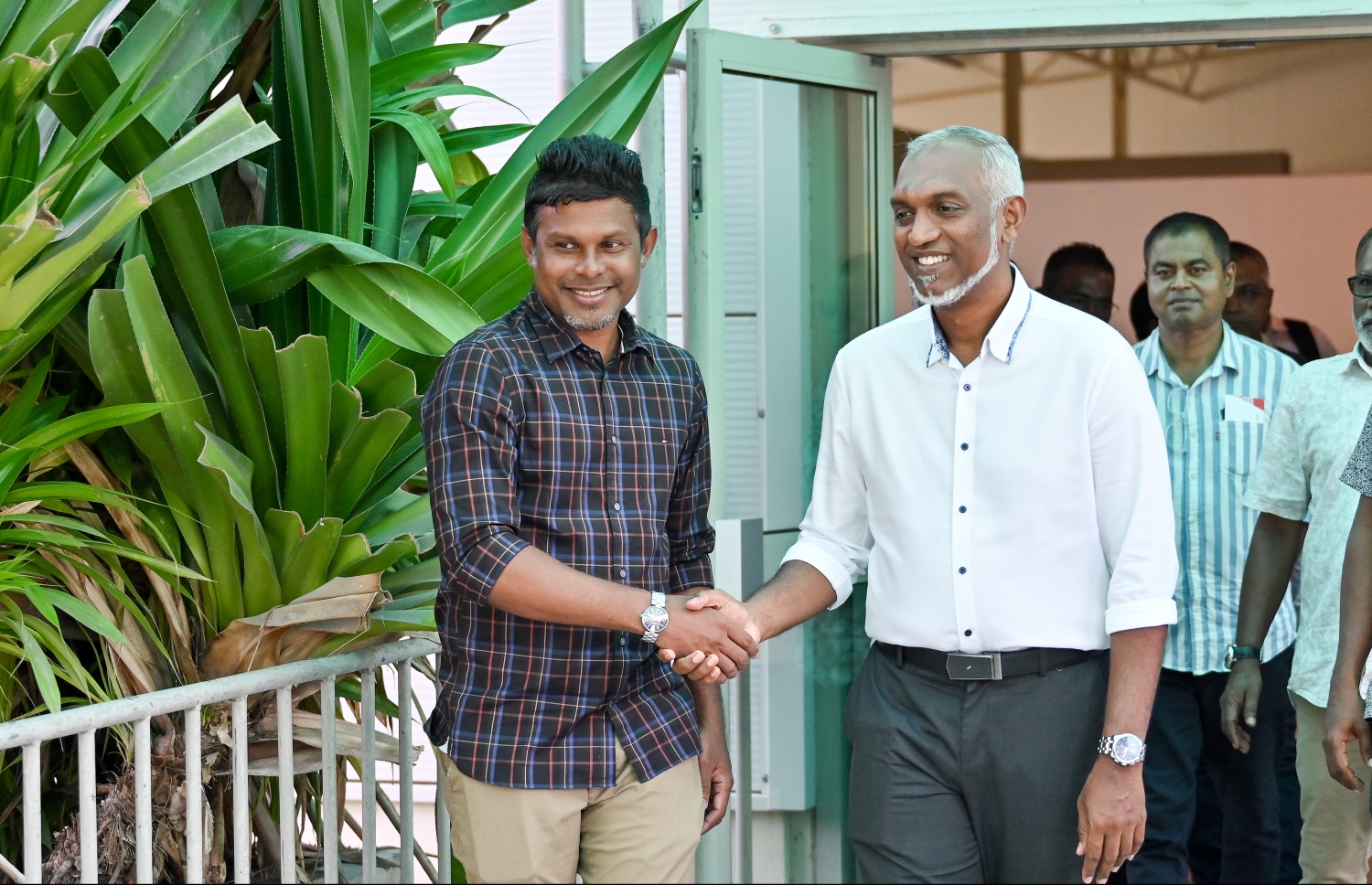 ޕީޕީއެމް/ޕީއެންސީގެ ރިޔާސީ ކެންޑިޑޭޓް ޑރ. މުހައްމަދު މުއިއްޒު ކެމްޕެއިނަށް އައްޑޫ ވަޑައިގަތުންމުން ގަން އިންޓަނޭޝަނަލް އެއާޕޯޓުން އޭނާގެ ރަނިންމޭޓް ހުސައިން މުހައްމަދު ލަތީފް މަރުހަބާ ވިދާޅުވަނީ. މުއިއްޒަށް މަރުހަބާ ކިޔުމަށް އައްޑޫގެ ކުދިބޮޑު ގިނަ ބަޔަކު ގަން އެއާޕޯޓަށް ޖަމާވި..--- ފޮޓޯ: ނިޝާން އަލީ/ މިހާރު