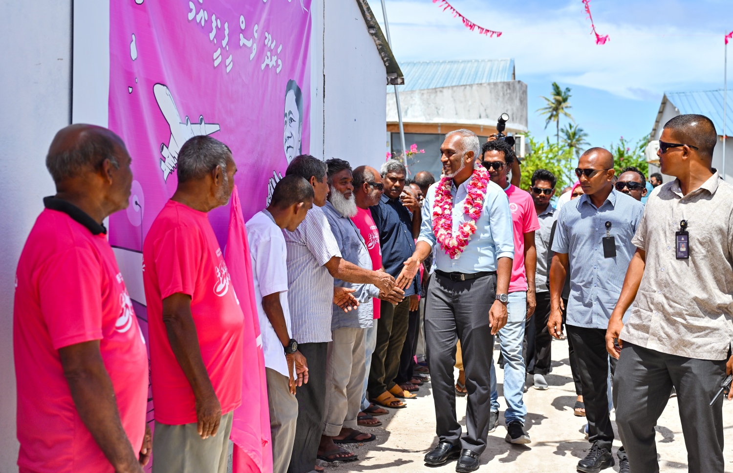 ޕީޕީއެމް/ޕީއެންސީގެ ރިޔާސީ ކެންޑިޑޭޓް ޑރ. މުހައްމަދު މުއިއްޒުގެ ރިޔާސީ ކެމްޕެއިނަށް އައްޑޫ ފޭދޫގަައި ޖަގަހަ ހުޅުވުމަށް ބޭއްވި ޖަލްސާ.-- ފޮޓޯ: ނިޝާން އަލީ | މިހާރު