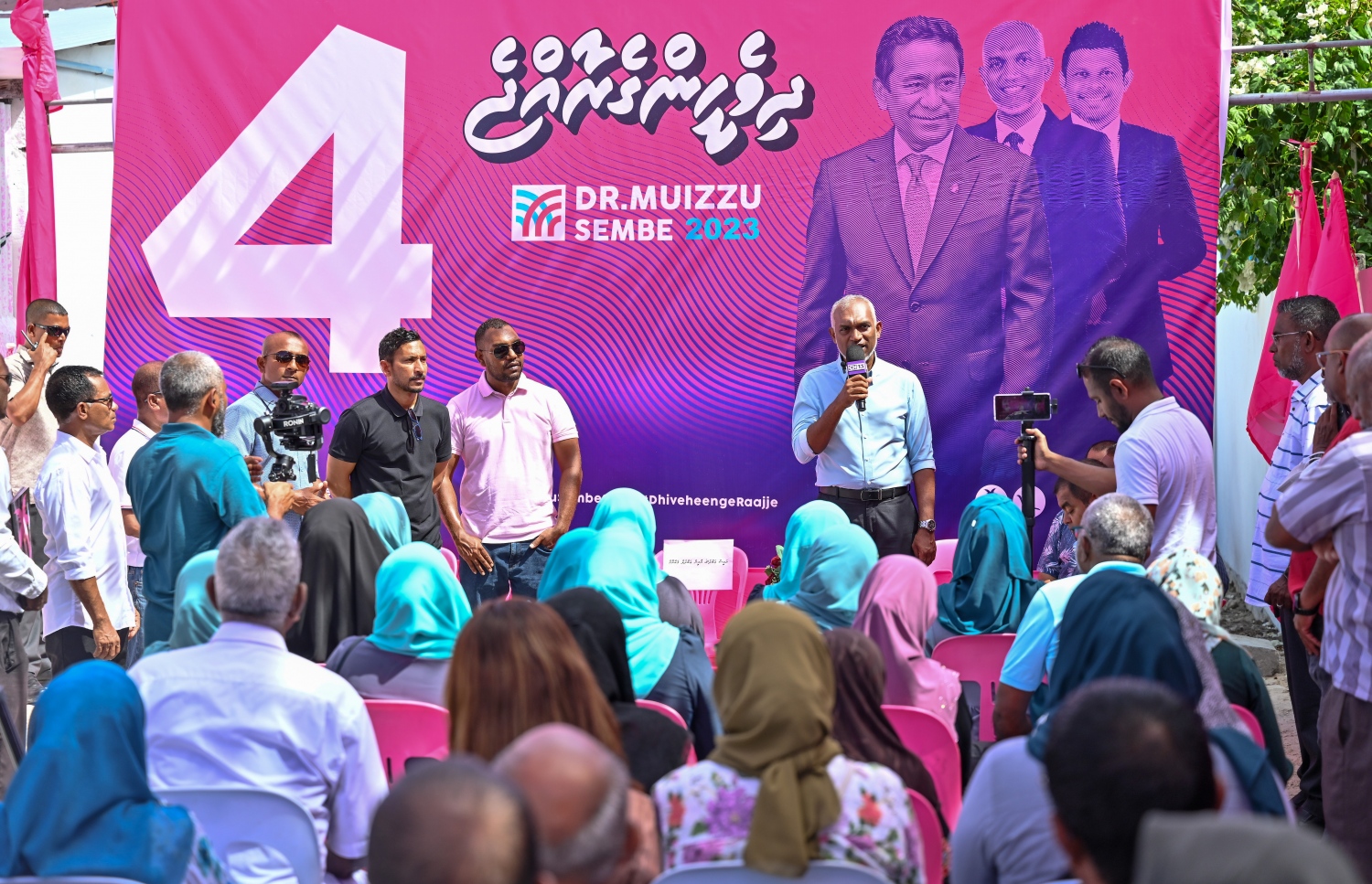 ޕީޕީއެމް/ޕީއެންސީގެ ރިޔާސީ ކެންޑިޑޭޓް ޑރ. މުހައްމަދު މުއިއްޒުގެ ރިޔާސީ ކެމްޕެއިނަށް އައްޑޫ ފޭދޫގަައި ޖަގަހަ ހުޅުވުމަށް ބޭއްވި ޖަލްސާ.-- ފޮޓޯ: ނިޝާން އަލީ | މިހާރު