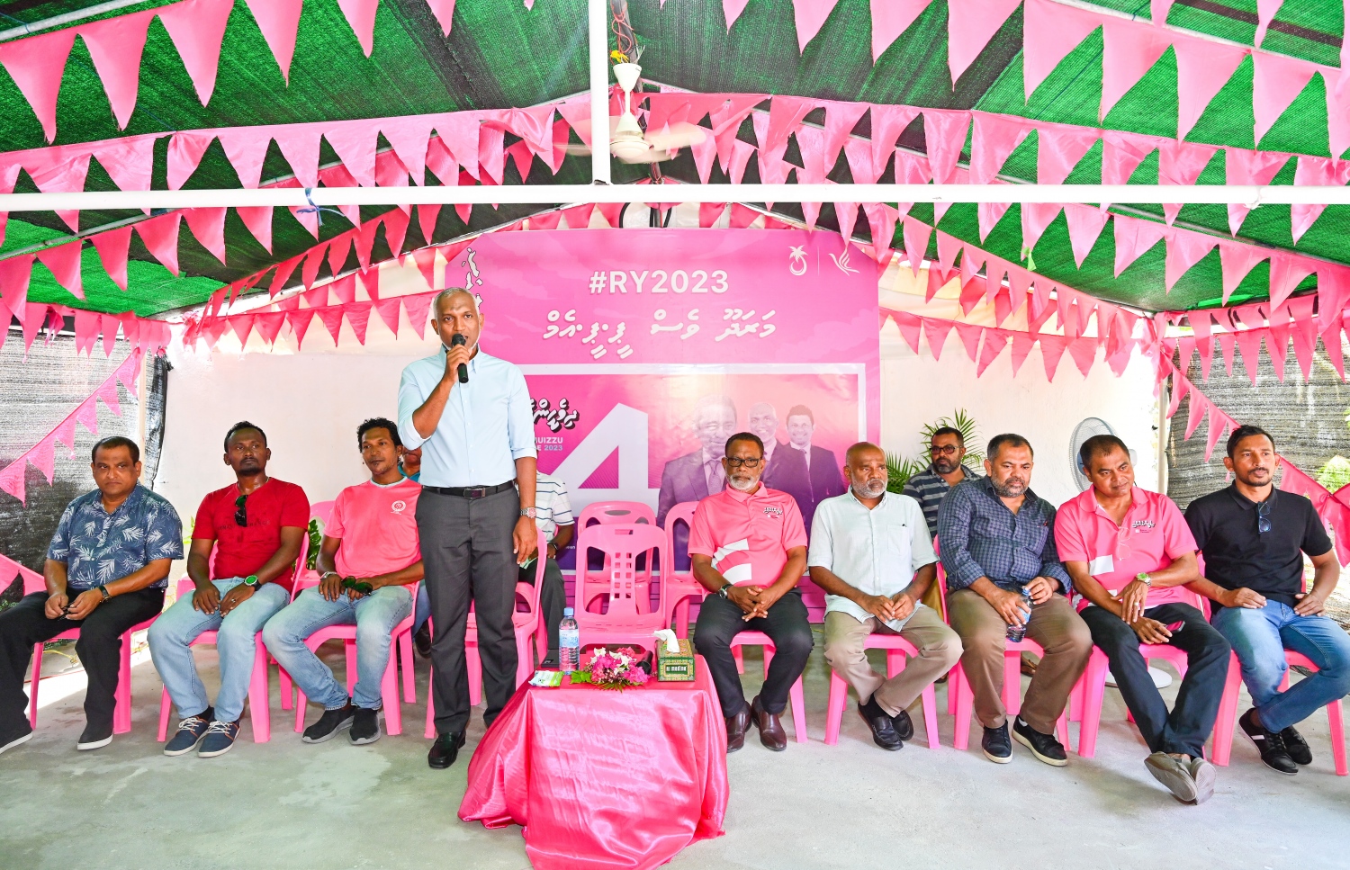 ޕީޕީއެމް/ޕީއެންސީގެ ރިޔާސީ ކެންޑިޑޭޓް ޑރ. މުހައްމަދު މުއިއްޒުގެ ރިޔާސީ ކެމްޕެއިނަށް އައްޑޫ މަރަދޫގަަައި ޖަގަހަ ހުޅުވުމަށް ބޭއްވި ޖަލްސާގަައި އޭނާ ވާހަކަދައްކަވަނީ.-- ފޮޓޯ: ނިޝާން އަލީ | މިހާރު