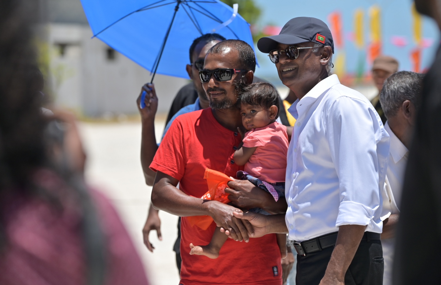 ރިޔާސީ އިންތިހާބުގެ ކެމްޕެއިނަށް ރައީސް އިބްރާހިމް މުހައްމަދު ސޯލިހު ކިހާދުއަށް ވަޑައިގަތުމުން، އެ މަނިކުފާނަށް މަރުހަބާ ކިޔަަން ނުކުމެ ހުރި މީހަކާއެކު ފޮޓޯއެއް ނަންގަވަނީ.-- ފޮޓޯ: އެމްޑީޕީ