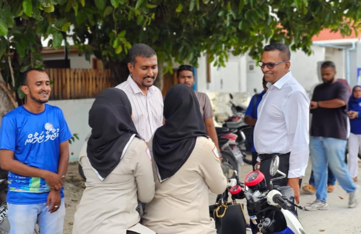 ނާޒިމް އައްޑޫގައި މިއަދު ރައްޔިތުންނާ ބައްދަލު ކުރައްވަނީ --- ފޮޓޯ/އެމްއެންޕީ