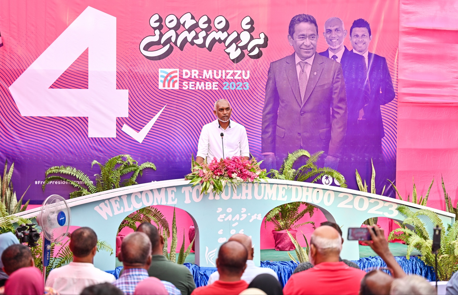 އިންތިހާބީ ރައީސް ޑރ. މުހައްމަދު މުއިއްޒު ރިޔާސީ ކެމްޕެއިނަށް ސ. ހުޅުމީދޫގައި ބޭއްވި ޖަލްސާގައި ވާހަކަދައްކަވަނީ: ހިތަދޫ-ހުޅުމީދޫ ބްރިޖުގެ ސާވޭ ހެދުމަށް އަންނަ އަހަރަށް ވަނީ ބަޖެޓުކޮށްފައި.-- ފޮޓޯ: ނިޝާން އަލީ | މިހާރު