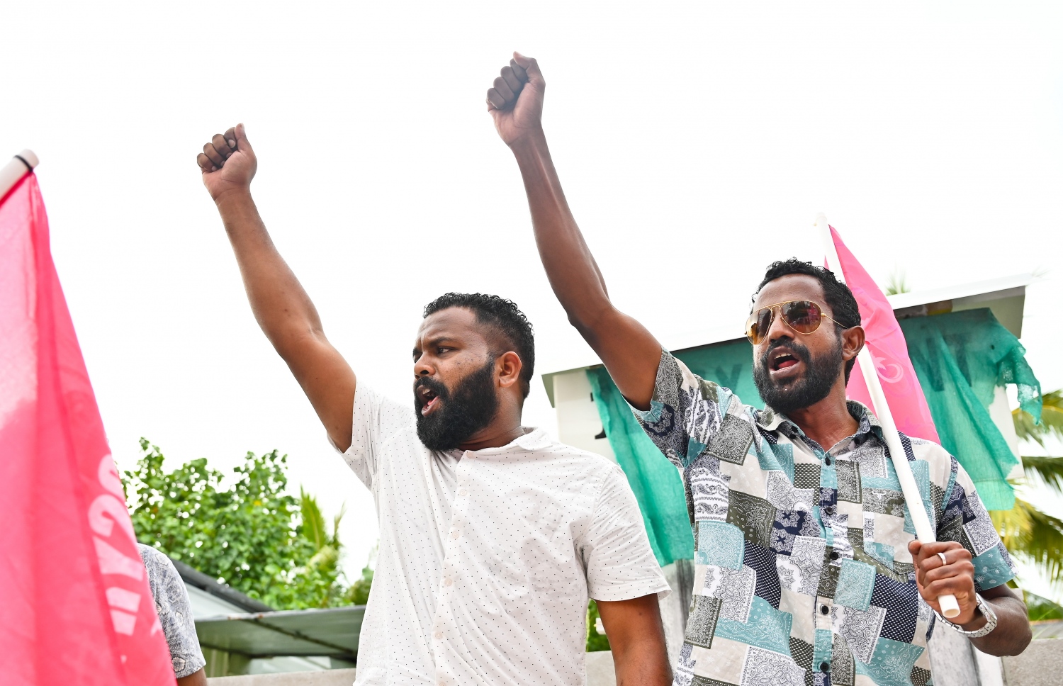 ޕީޕީއެމް/ޕީއެންސީގެ ރިޔާސީ ކެންޑިޑޭޓް ޑރ. މުހައްމަދު މުއިއްޒުގެ ކެމްޕެއިނަށް ސ. ހުޅުމީދޫގައި ބޭއްވި ޖަލްސާގައި އޭނާގެ ސަޕޯޓަރުން.-- ފޮޓޯ: ނިޝާން އަލީ | މިހާރު