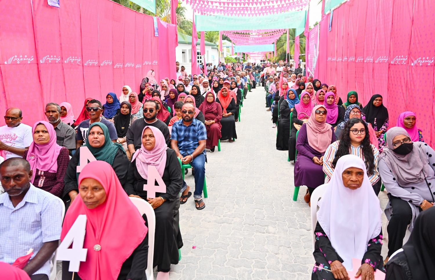 ޕީޕީއެމް/ޕީއެންސީގެ ރިޔާސީ ކެންޑިޑޭޓް ޑރ. މުހައްމަދު މުއިއްޒުގެ ކެމްޕެއިނަށް ސ. ހުޅުމީދޫގައި ބޭއްވި ޖަލްސާގައި އޭނާގެ ސަޕޯޓަރުން ބައިވެރިވަނީ.-- ފޮޓޯ: ނިޝާން އަލީ | މިހާރު