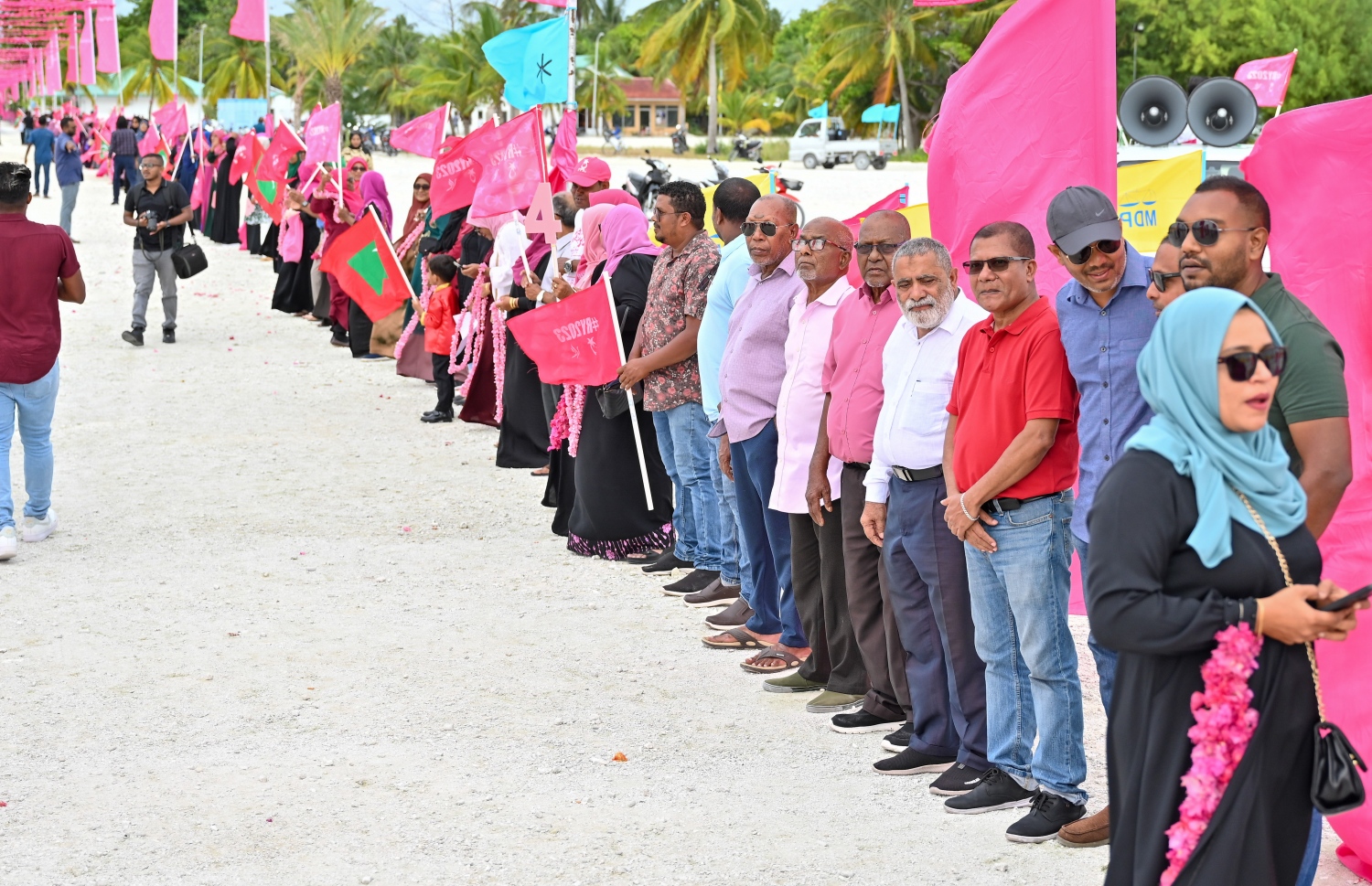 ޕީޕީއެމް/ޕީއެންސީގެ ރިޔާސީ ކެންޑިޑޭޓް ޑރ. މުހައްމަދު މުއިއްޒަށް ސ. ހުޅުމީދޫން މަރުހަބާ ކިޔުން.-- ފޮޓޯ: ނިޝާން އަލީ | މިހާރު