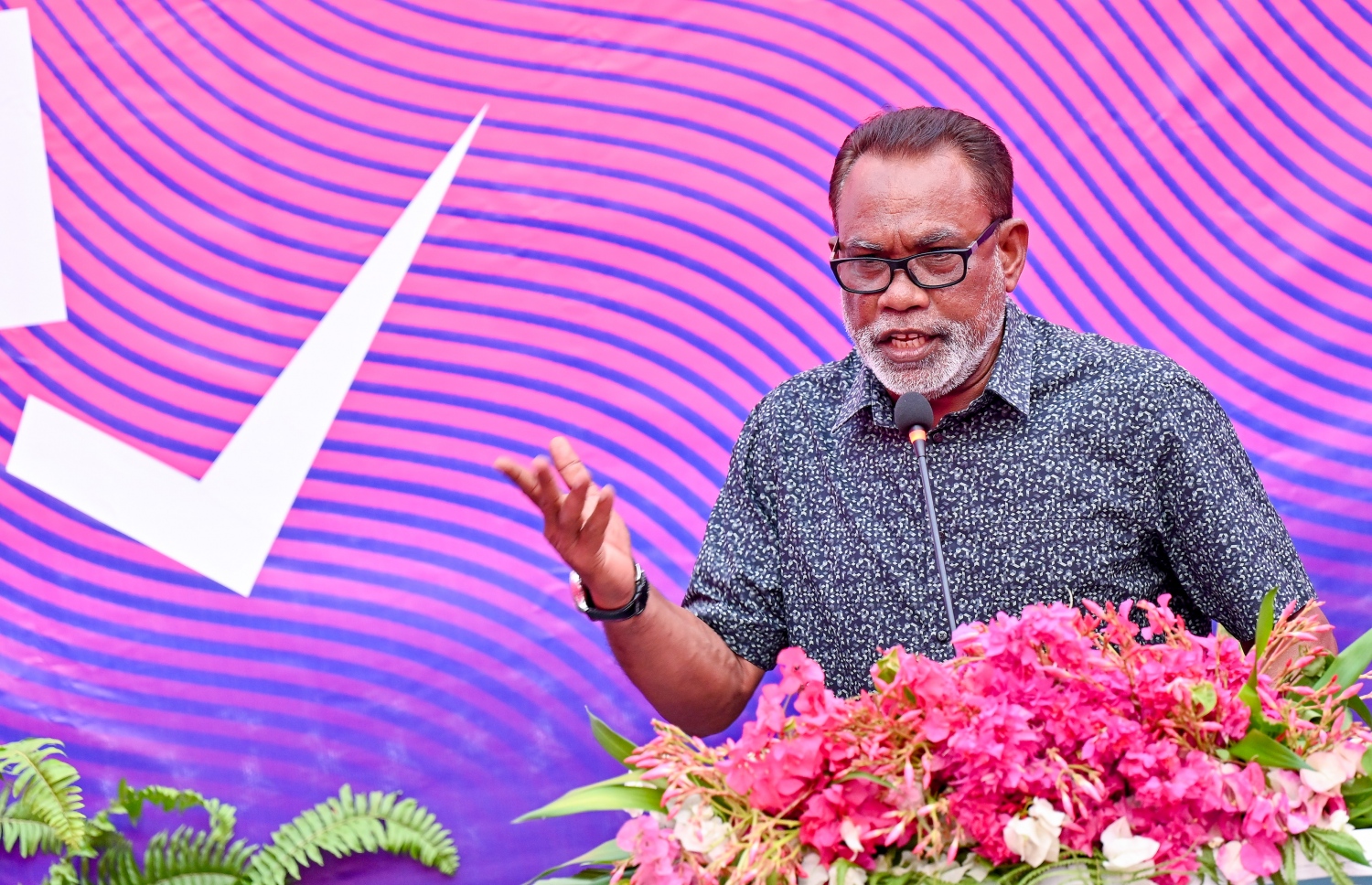 ނިމުނު ރިޔާސީ އިންތިހާބުގައި މުއިއްޒުގެ ކެމްޕޭނު ޖަލްސާއެއްގައި އަދުރޭ ވާހަކަ ދައްކަވަނީ. --ފައިލް ފޮޓޯ