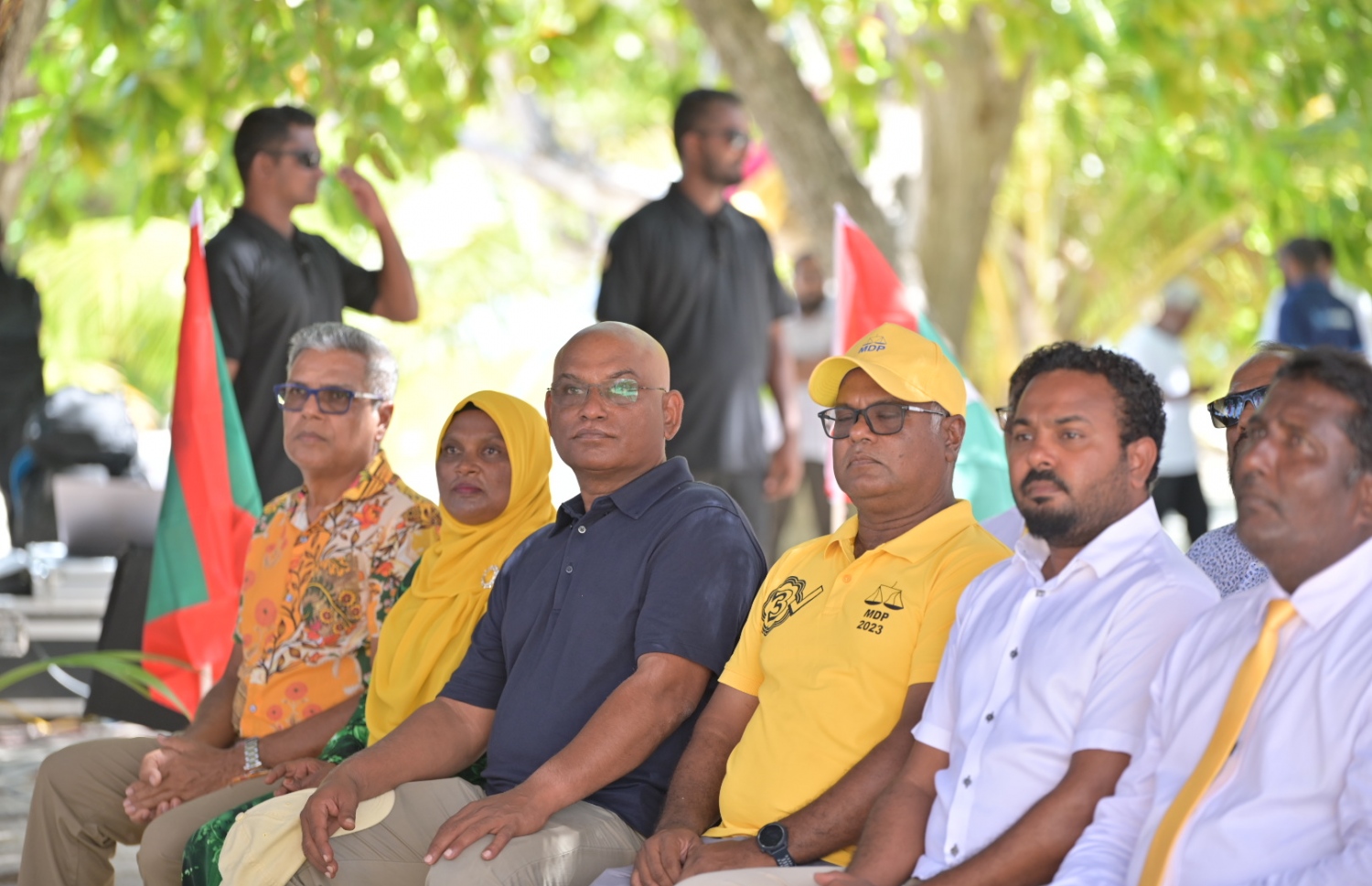 ރިޔާސީ އިންތިހާބުގެ ކެމްޕެއިނަށް ރައީސް އިބްރާހިމް މުހައްމަދު ސޯލިހު ކުޑަރިކިލަށް ވަޑައިގެން، މި ރަށުގައި ބޭއްވި ބައްދަލުވުމުގައި ބައިވެރިވެވަޑައިގެންނެވި ބައެއް ބޭފުޅުން.-- ފޮޓޯ: އެމްޑީޕީ