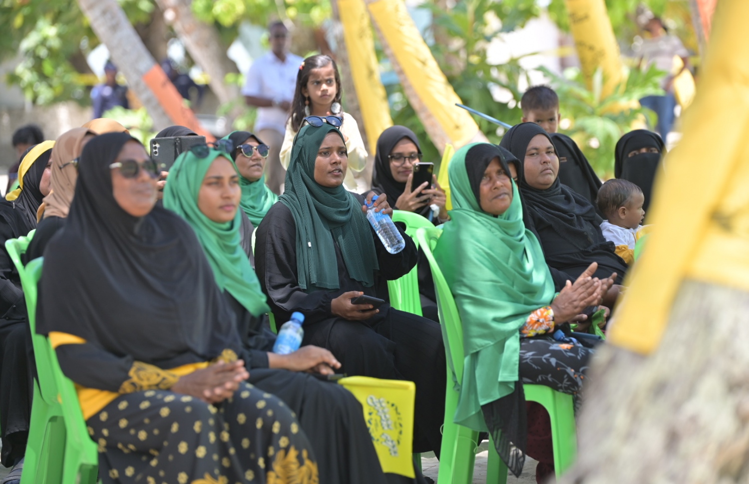 ރިޔާސީ އިންތިހާބުގެ ކެމްޕެއިނަށް ރައީސް އިބްރާހިމް މުހައްމަދު ސޯލިހު ކިނޮޅަހަށް ވަޑައިގަތް، މި ރަށުގައި ބޭއްވި ޖަލްސާގައި ބައިވެރިވި ބައެއް މީހުން- ފޮޓޯ: އެމްޑީޕީ