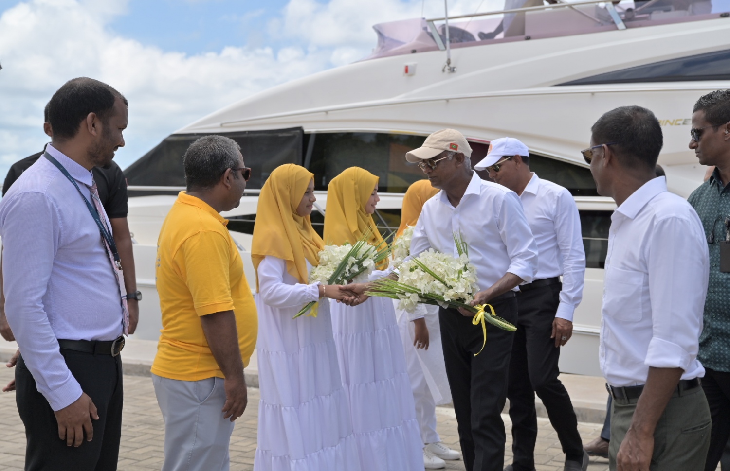 ރިޔާސީ އިންތިހާބުގެ ކެމްޕެއިނަށް ރައީސް އިބްރާހިމް މުހައްމަދު ސޯލިހު ފައިނަށް ވަޑައިގަތުމުން، އެ މަނިކުފާނަށް މަރުހަބާ ކިޔަނީ.-- ފޮޓޯ: އެމްޑީޕީ