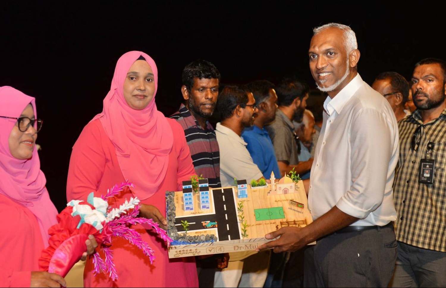 ޕީއެންސީގެ ރިޔާސީ ކެންޑިޑޭޓް ޑރ. މުހައްމަދު މުއިއްޒު ފޯކައިދޫއަށް ވަޑައިގަތުމުން އެ ރަށު ރައްޔިތުން މަރުހަބާ ކިޔަން ނިކުމެ.-- ފޮޓޯ: ޕީޕީއެމް