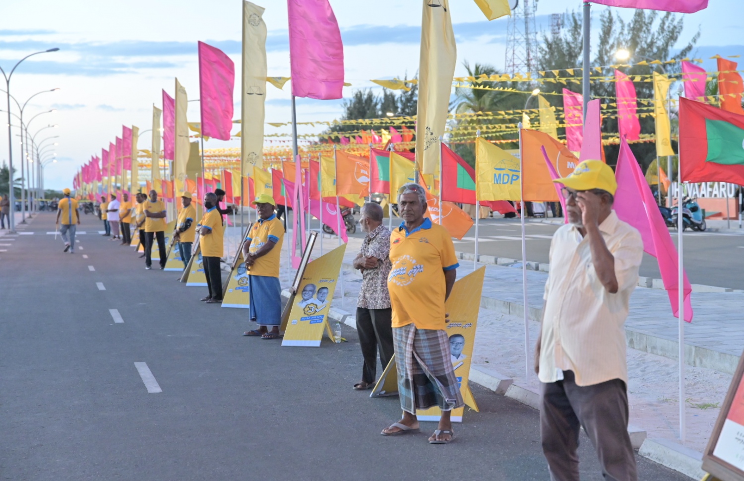 ރިޔާސީ އިންތިހާބުގެ ކެމްޕެއިނަށް ރައީސް އިބްރާހިމް މުހައްމަދު ސޯލިހު ދުވާފަރަށް ވަޑައިގަތުމުން އެ މަނިކުފާނަށް މަރުހަބާ ކިޔުމުގެ ގޮތުން، ރައީސް މި ރަށަށް ކޮށްދެއްވި ކަންތައްތަކުގެ އަންގައިދޭ ބޯޑެއް ބަހައްޓާފައި.- ފޮޓޯ: އެމްޑީޕީ