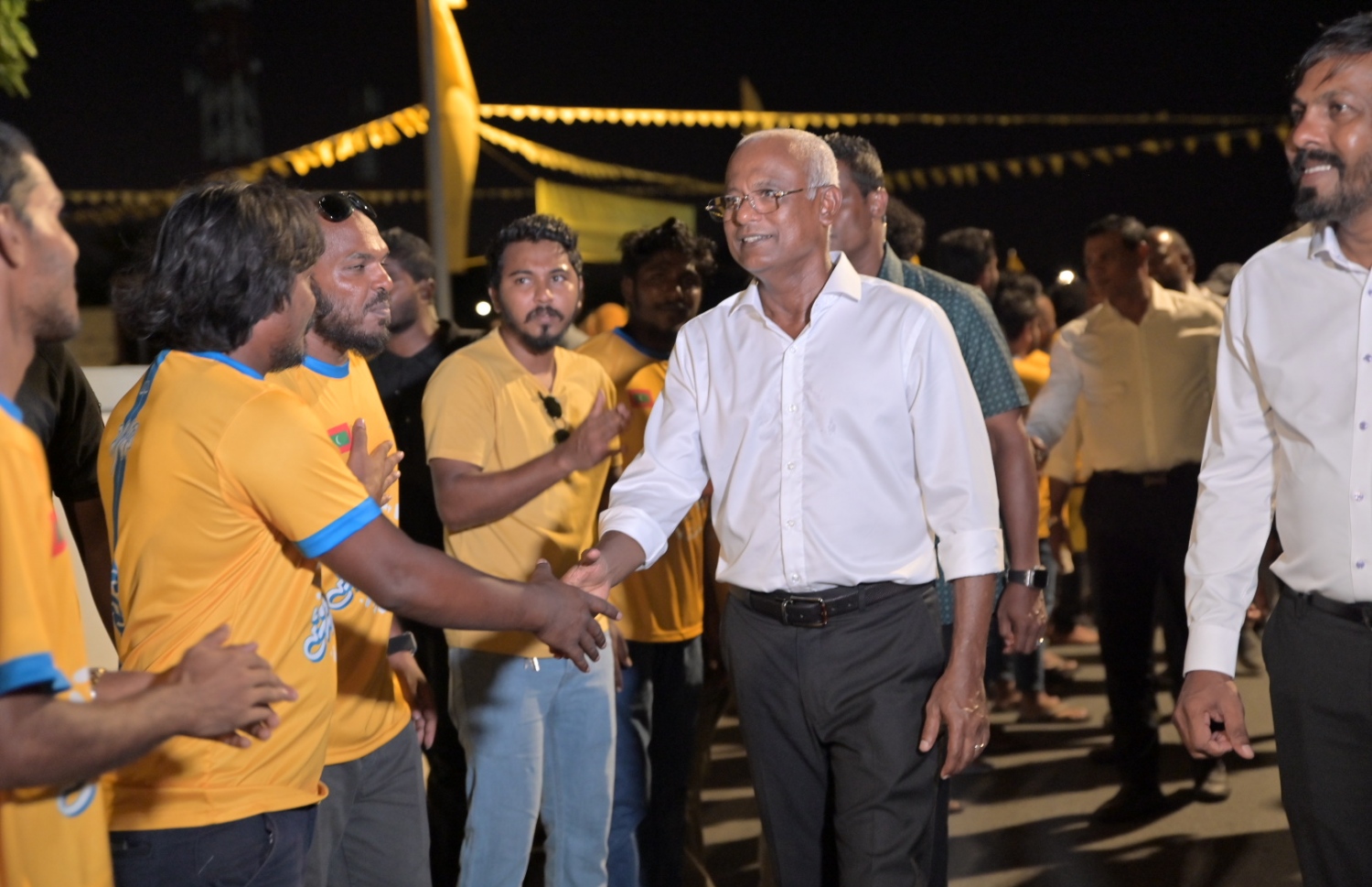 ރިޔާސީ އިންތިހާބުގެ ކެމްޕެއިނަށް ރައީސް އިބްރާހިމް މުހައްމަދު ސޯލިހު ދުވާފަރަށް ވަޑައިގަތުމުން އެ މަނިކުފާނަށް މަރުހަބާ ކިޔަން ތިބި މީހުންނާ ސަލާމްކުރައްވަނީ.- ފޮޓޯ: އެމްޑީޕީ