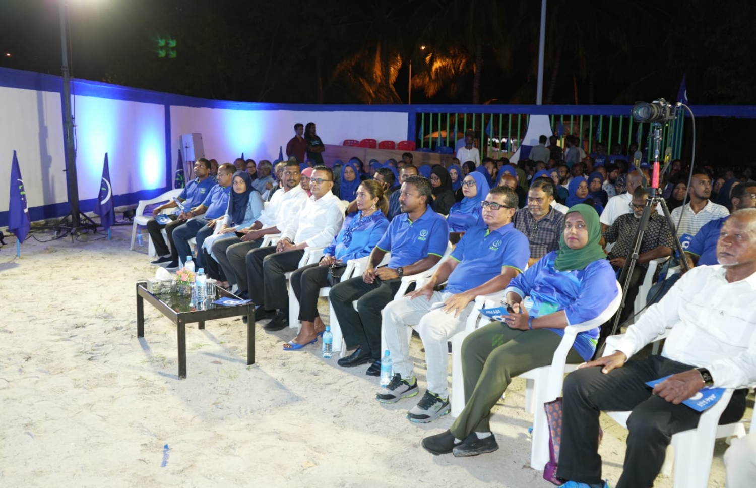 އައްޑޫއަށް ވަޑައިގެން ނާޒިމް ބޭއްވި ޖަލްސާ.-- ފޮޓޯ: އެމްއެންޕީ