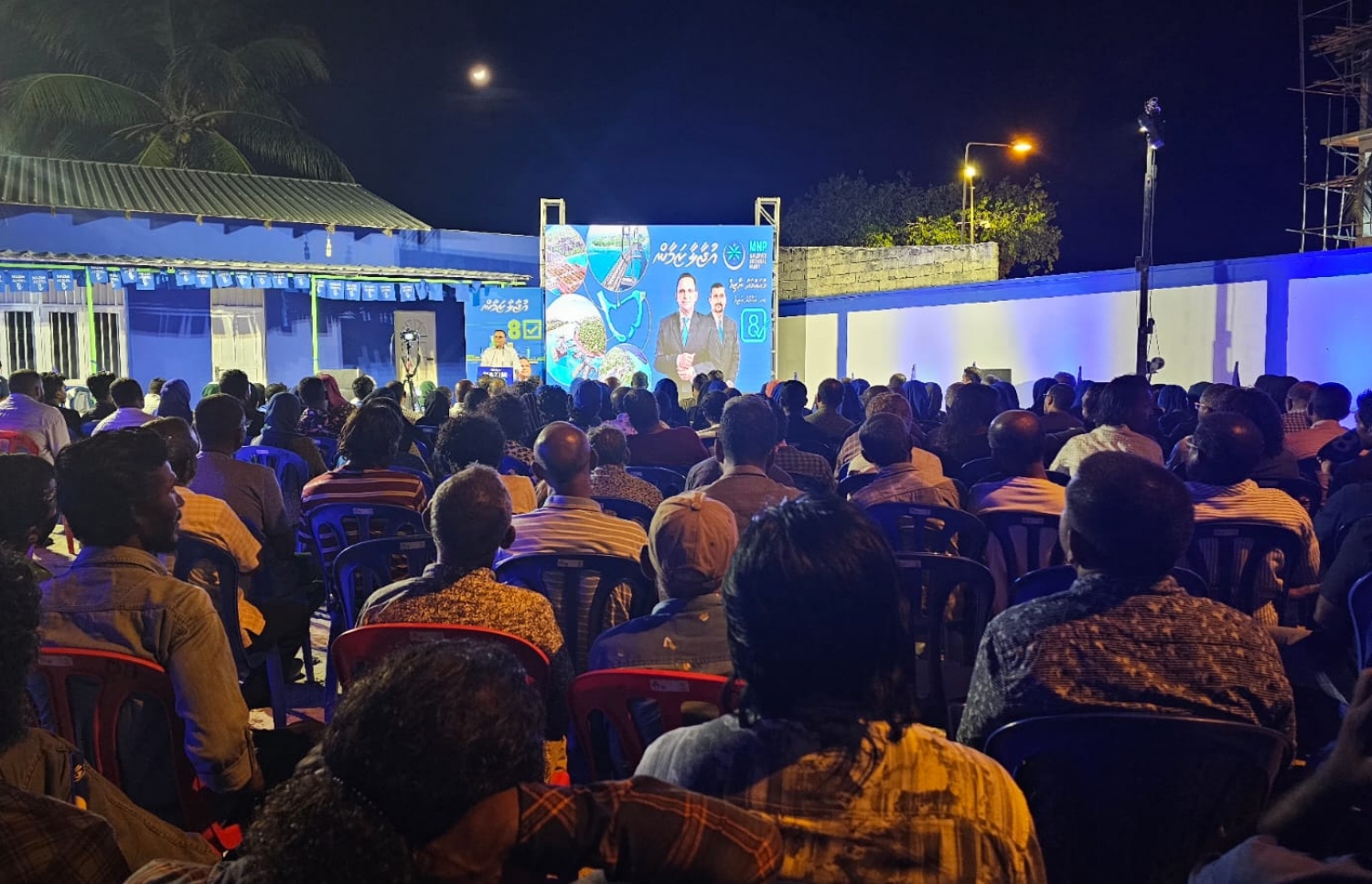 އައްޑޫއަށް ވަޑައިގެން ނާޒިމް ރޭ ބޭއްވި ޖަލްސާ: އައްޑޫގެ ކޮންމެ ރަށެއް ވަކިން ތަރައްގީ ކުރުމަށް ނާޒިމް ވަނީ ނިންމާފައި-- ފޮޓޯ: އެމްއެންޕީ