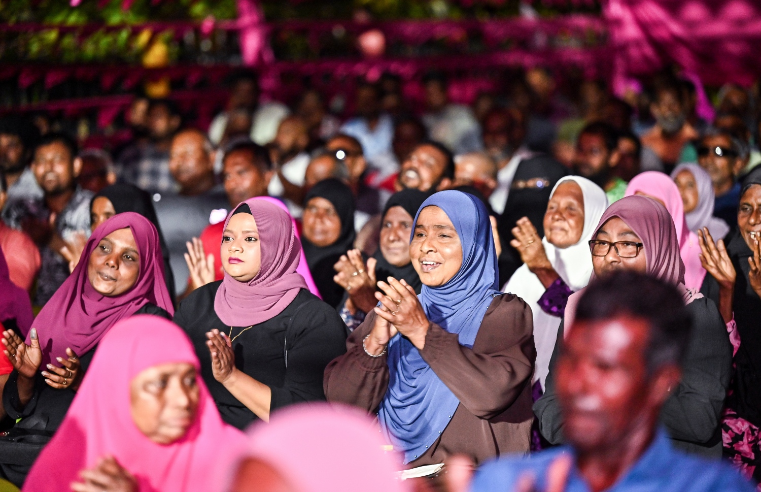 މުއިއްޒު ކެމްޕެއިނު ރެލީ ށ. ފުނަދޫގައި: މި ޖަލްސާގައި ގިނަ އަދަދެއްގެ ސަޕޯޓަރުން ވަނީ ބައިވެރިވެފައި-- ފޮޓޯ: ފަޔާޒް މޫސާ | މިހާރު