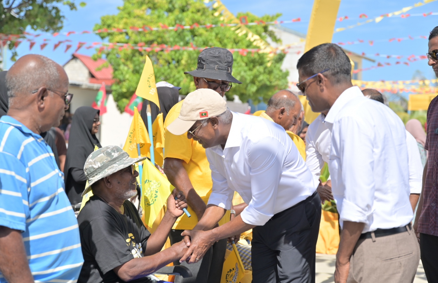 ރިޔާސީ އިންތިހާބުގެ ކެމްޕެއިނަށް އިނގުރައިދުއަށް ވަޑައިގަތުމުން، އެ މަނިކުފާނަށް މަރުހަބާ ކިޔަން ނުކުމެ ހުރި މީހަކާ ސަލާމްކުރައްވަނީ.-- ފޮޓޯ: އެމްޑީޕީ