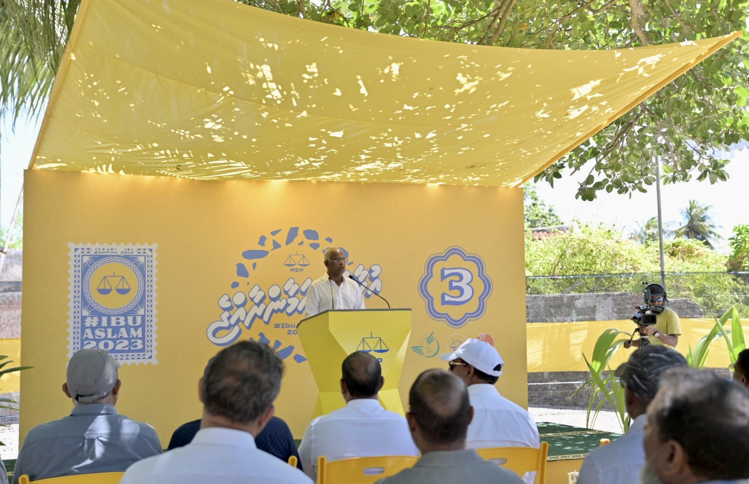 ރިޔާސީ އިންތިހާބުގެ ކެމްޕެއިނަށް ރައީސް އިބްރާހިމް މުހައްމަދު ސޯލިހު ރ. އަތޮޅަށް ފައްޓަވާފައިވާ ދަތުރުފުޅުގެ ތެރެއިން، މި އަތޮޅު އިންނަމާދޫގައި ބޭއްވި ބައްދަލުވުމުގައި ރައީސް ވާހަކަފުޅުދައްކަވަނީ.-- ފޮޓޯ: އެމްޑީޕީ