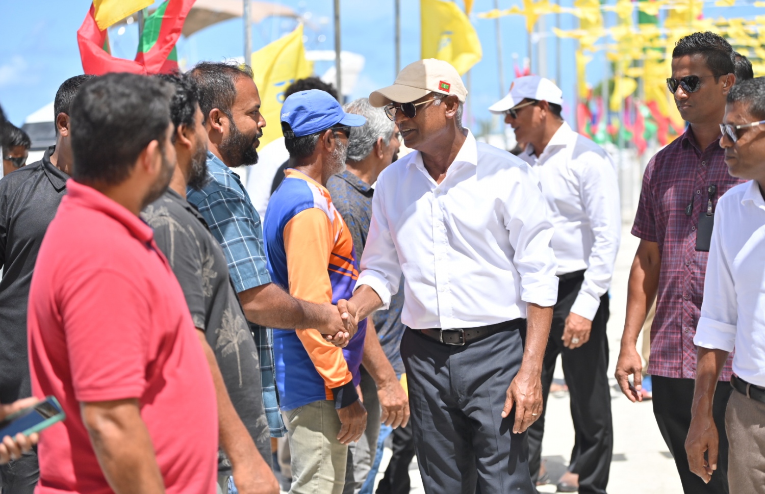 ރައީސް ކެމްޕޭނަށް އިންނަމާދޫ: މި ރަށުގެ ރައްޔިތުން އެދުނު ކަންކަން ކޮށްދެއްވާނެ ކަމުގެ ޔަގީންކަން ރައީސް ދެއްވި.