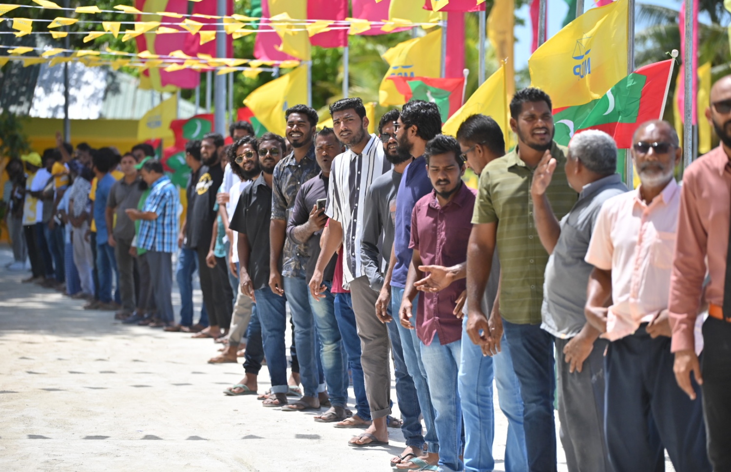 ރައީސަށް މަރުހަބާ ކިޔަން ގިނަ ބަޔަކު ނުކުމެ. -- ފޮޓޯ | އެމްޑީޕީ