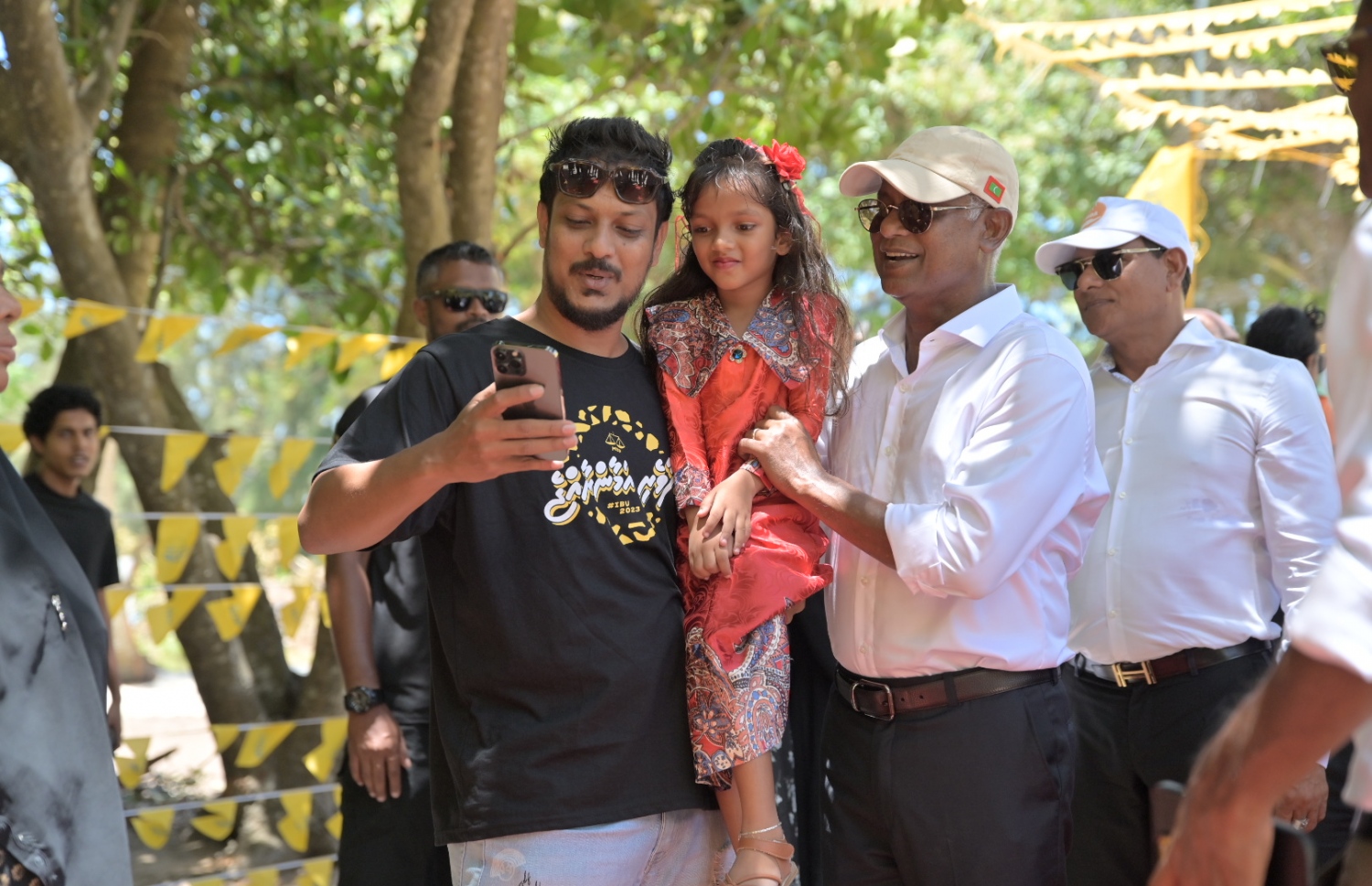 ރިޔާސީ އިންތިހާބުގެ ކެމްޕެއިނަނށް ރައީސް އިބްރާހިމް މުހައްމަދު ސޯލިހު ރަސްމާދުއަށް ވަޑައިގެން މީހަކާއެކު ފޮޓޯއެއް ނަންގަވަނީ.-- ފޮޓޯ: ނިޝާން އަލީީ/ މިހާރު