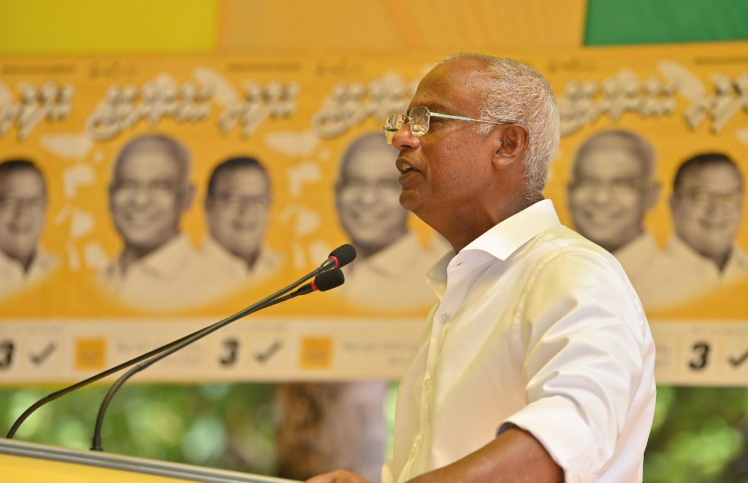 ރިޔާސީ އިންތިހާބުގެ ކެމްޕެއިނަށް، ރ. އަތޮޅަށް ފެއްޓެވި ދަތުރުފުޅުގެ ތެރެއިން، އެ އަތޮޅުގެ އެންމެ ފަހު ރަށް، ހުޅުދުއްފާރުގައި އިއްޔެ ބޭއްވި ބައްދަލުވުމުގައި ރައީސް ވާހަކަފުޅުދައްކަވަނީ.-- ފޮޓޯ: އެމްޑީޕީ