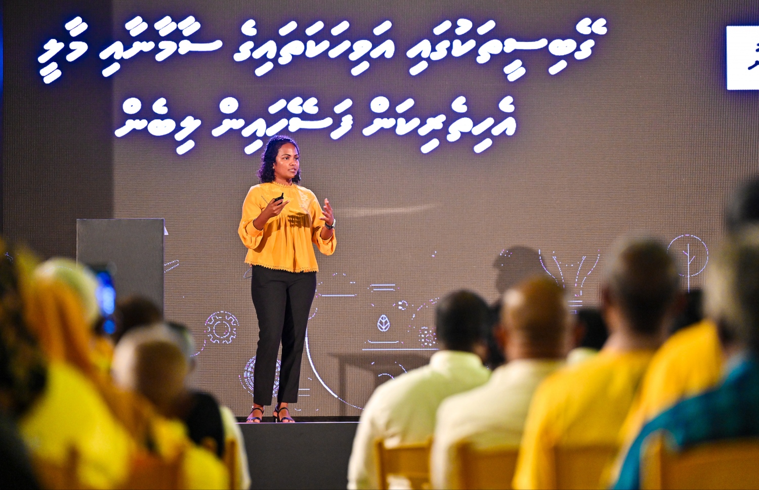 ރައީސް އިބްރާހިމް މުހައްމަދު ސޯލިހުގެ އިގުތިސޯދީ ސިޔާސަތު ހުށަހެޅުމަށް މިނިސްޓަރު ޝައުނާ ހުޅަހަޅަނީ.-- ފޮޓޯ: ނިޝާން އަލީ | މިހާރު