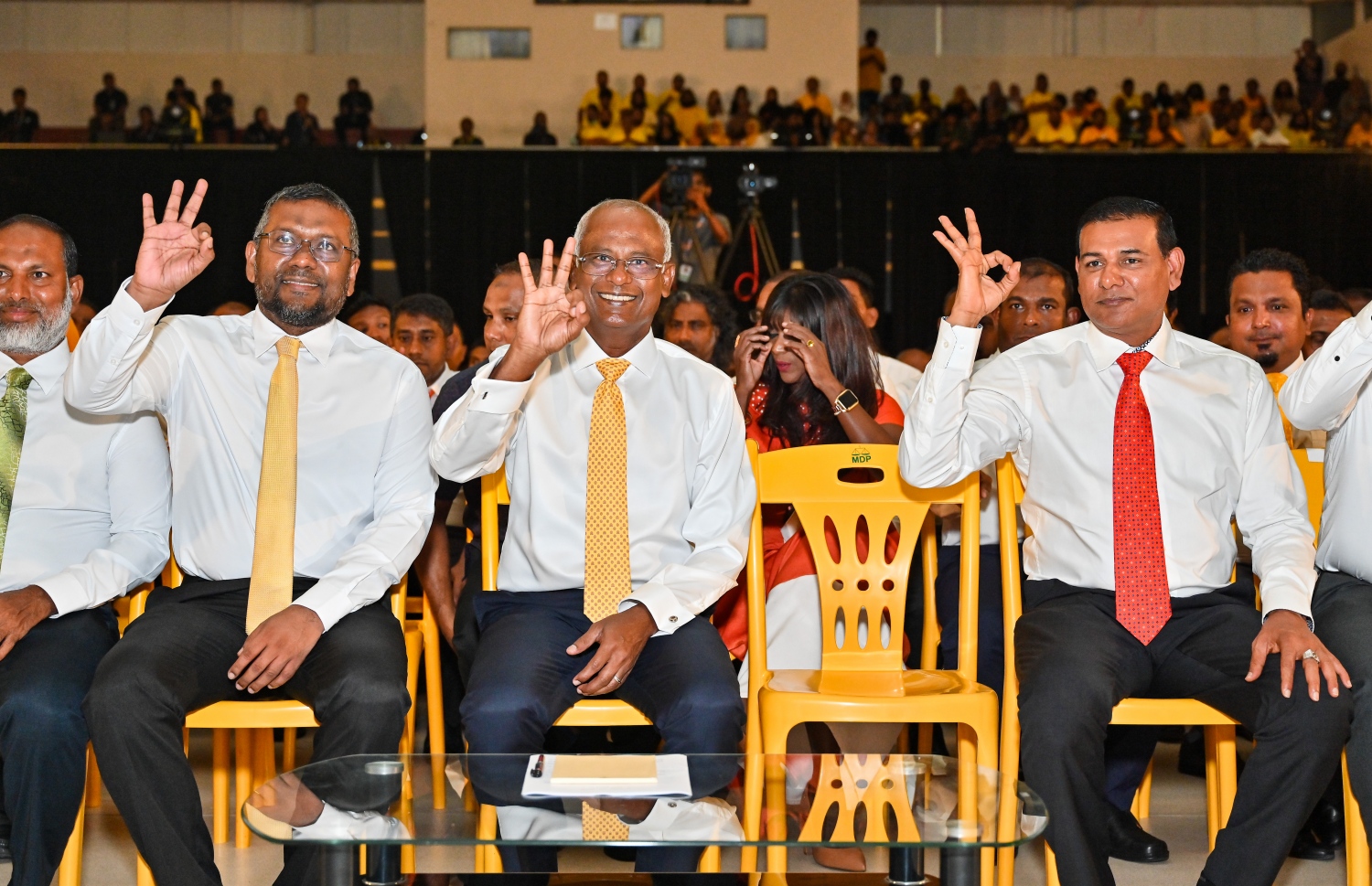 އެމްޑީޕީގެ ރިޔާސީ ކެންޑިޑޭޓް ރައީސް އިބްރާހިމް މުހައްމަދު ސޯލިހުގެ ކެމްޕެއިނަށް ސޯޝަލް ސެންޓަރުގައި ބޭއްވި ޖަލްސާގައި އެމަނިކުފަނާއި އެމްޑީއޭގެ ރައީސް އަހްމަދު ސިޔާމް އަދި ފިނޭންސް މިނިސްޓަރު ފައްޔާޒް އިސްމާއިލް ކެންޑިޑޭޓު ނަންބަރު ތިނެއް ދައްކާލައްވަނީ.-- ފޮޓޯ: ނިޝާން އަލީ | މިހާރު