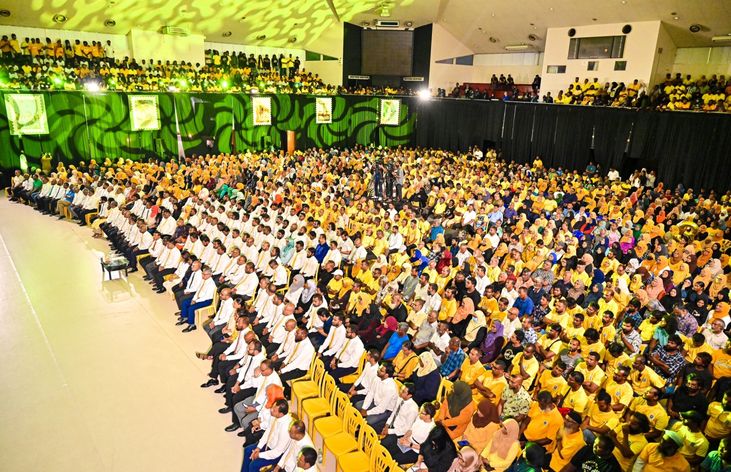 އެމްޑީޕީގެ ރިޔާސީ ކެންޑިޑޭޓް ރައީސް އިބްރާހިމް މުހައްމަދު ސޯލިހުގެ ކެމްޕެއިނަށް ސޯޝަލް ސެންޓަރުގައި ބޭއްވި "ޒަމާނަކުން އައި ޒަމާނޭ" ޖަލްސާގައި އާންމުން ބައިވެރިވަނީ.-- ފޮޓޯ: ނިޝާން އަލީ | މިހާރު