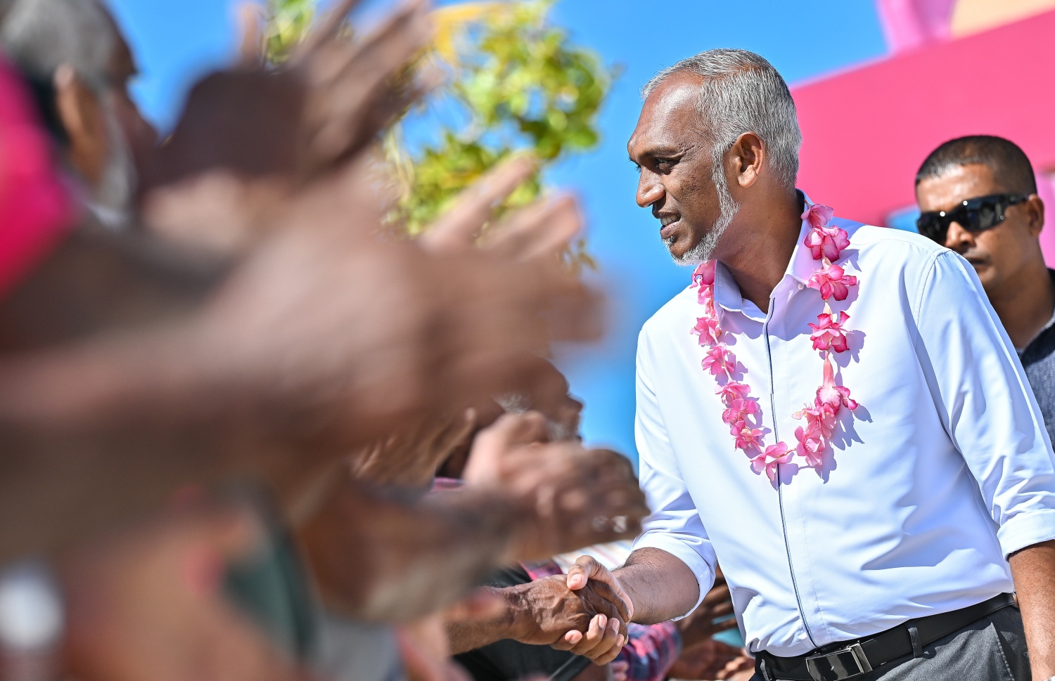 ޕީޕީއެމް/ޕީއެންސީގެ ރިޔާސީ ކެންޑިޑޭޓް ޑރ. މުހައްމަދު މުއިއްޒު ކެމްޕެއިނަށް ނ. ކެނދިކުޅުދޫއަށް ވަޑައިގަތުމުން އޭނާ އަށް މަރުހަބާ ކިޔަން ނުކުތް މީހުންނާ ސަލާން ކުރައްވަނީ.--- ފޮޓޯ: ފަޔާޒު މޫސާ | މިހާރު