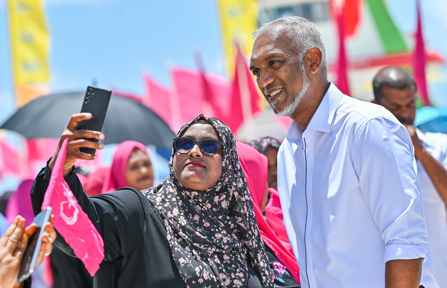 ވެލިދު އަށް މުއިއްޒު ވަޑައިގަތުމުން އެ ރަށުގެ މީހަކު މުއިއްޒާ އެކު ސެލްފީއެއް ނަގަނީ.---ފޮޓޯ: ފަޔާޒު މޫސާ| މިހާރު