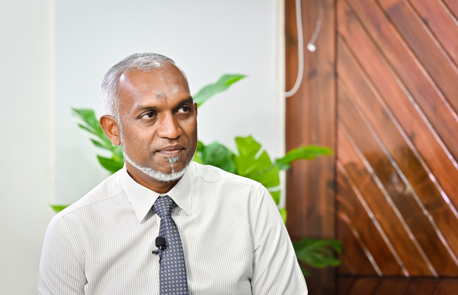 މުއިއްޒު މިދިޔަ ހުކުރު ދުވަހު "މިހާރު" ގެ ސުވާލުތައް އަޑުއައްސަވަނީ.---ފޮޓޯ: ނިޝާން އަލީ| މިހާރު