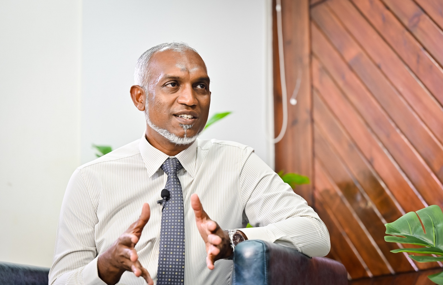 ޕީޕީއެމް/ޕީއެންސީގެ ރިޔާސީ ކެންޑިޑޭޓް ޑރ. މުއިއްޒު މިދިޔަ ހުކުރު ދުވަހު "މިހާރު" އަށް ވީޑިއޯ އިންޓަވިއުއެއް ދެއްވަނީ.---ފޮޓޯ: ނިޝާން އަލީ| މިހާރު