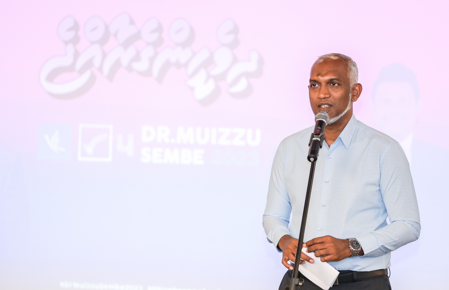 ޕީޕީއެމް/ޕީއެންސީގެ ރިޔާސީ ކެންޑިޑޭޓް ޑރ. މުހައްމަދު މުއިއްޒުގެ ކެމްޕެއިނަށް މާލޭގެ ޓެކްސީ ޑްރައިވަރުންނާ އެކު ބޭއްވި ބައްދަލުވުމުގައި އޭނާ ވާހަކަދައްކަވަނީ.-- ފޮޓޯ: ފަޔާޒް މޫސާ | މިހާރު